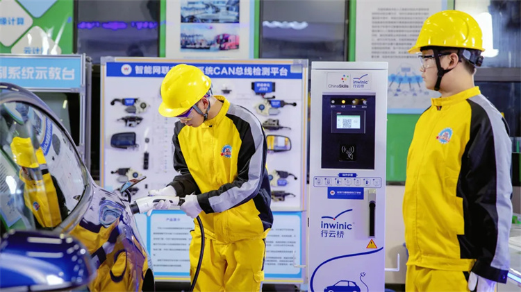 只会修燃油车当然不行！电车维修人才紧缺，进修技术谋好发展