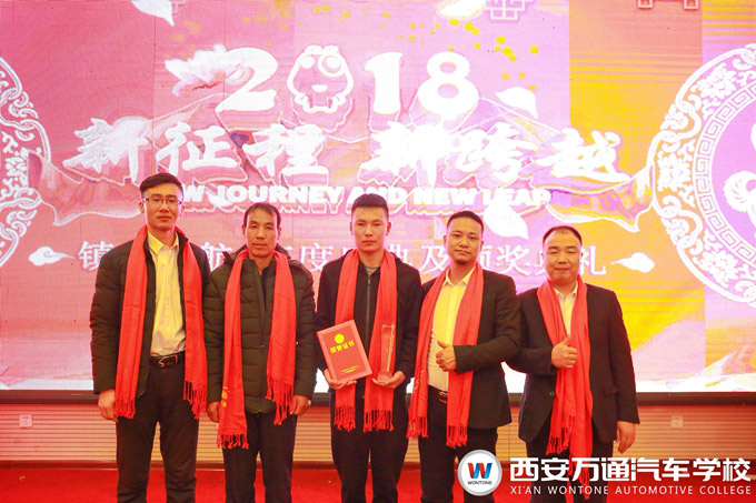西安万通老师与候金波领导、父亲及候金波合影 西安万通老师与候金波领导、父亲及候金波合影