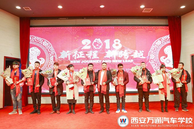 候金波颁奖典礼上获奖 候金波颁奖典礼上获奖