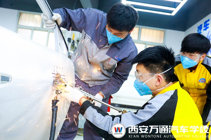 西安万通汽车学校汽车钣金实训课堂 西安万通汽车学校汽车钣金实训课堂