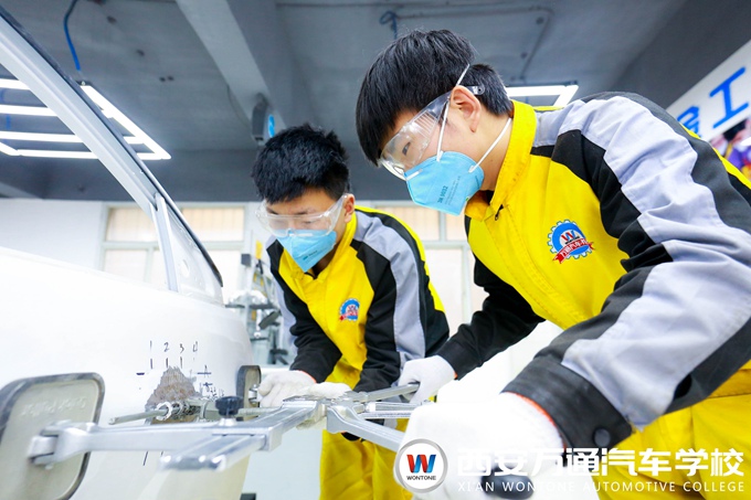 西安万通汽车学校汽车钣金实训课堂 西安万通汽车学校汽车钣金实训课堂