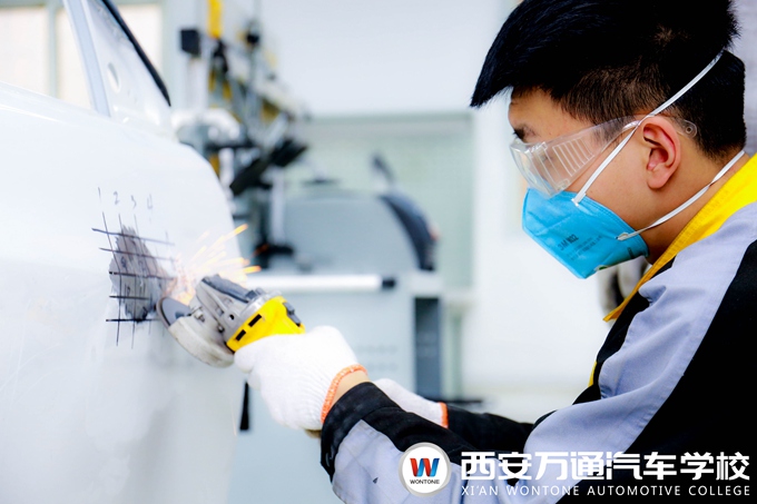 西安万通汽车学校汽车钣金实训课堂 西安万通汽车学校汽车钣金实训课堂