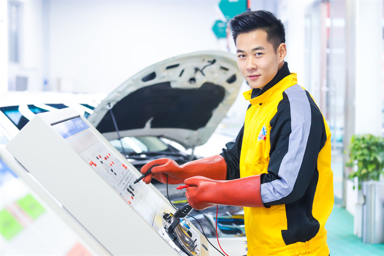 适合初高中男生学的优质专业【新能源汽车技术工程师】